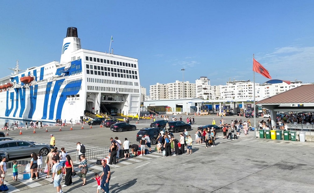 Portet marrin masa per festat: Nisin lundrimet e dyfishta ne Durres